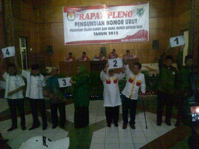 Pasangan calon yang maju di Pilkada Batanghari mengangkat nomor urut yang mereka dapatkan